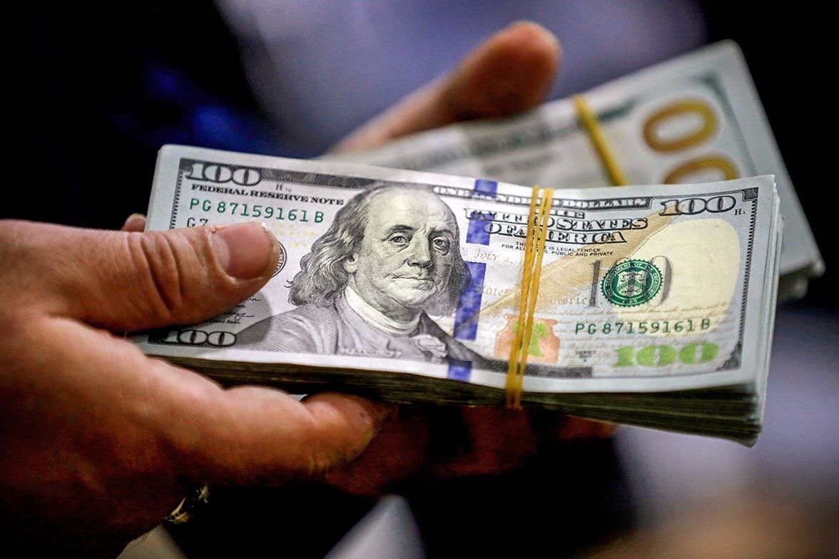 الدولار يهبط متأثراً بضعف في سوق العمل الأميركي