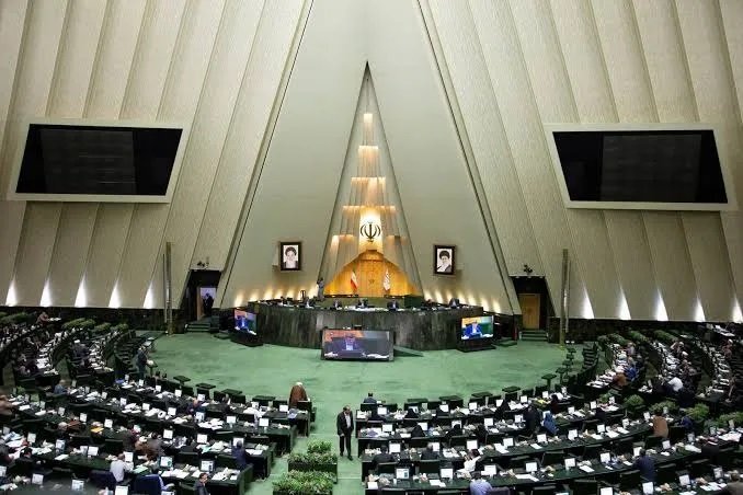 لجنة في البرلمان الإيراني تُقر نصف مواد "مشروع تأمين هرمز"